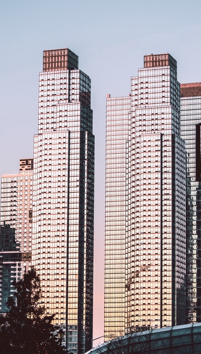 白天灰色建筑的浅焦照片